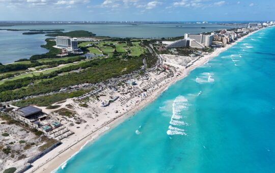 El Ayuntamiento de Benito Juárez trabaja por playas limpias en Cancún para la temporada vacacional